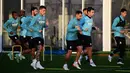 Para pemain Villarreal mengambil bagian dalam sesi latihan di Ciudad deportiva Villarreal di Vila-Real menjelang laga Liga Champions, Senin (1/11/2021). Villarreal akan menjamu Young Boys pada matchday 4 Grup F Liga Champions 2021/22, Rabu (3/11) WIB di Estadio de la Ceramica (JOSE JORDAN / AFP)