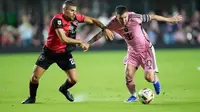 Aksi Lionel Messi (kanan) dalam laga persahabatan Inter Miami vs Newells Old Boys, Jumat (16/2/2024). (AP Photo/Rebecca Blackwell)