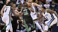 Guard Boston Celtics Kyrie Irving menerobos pertahanan Memphis Grizzlies pada laga NBA 2017-2018 di FedExForum, Sabtu (16/12/2017) atau Minggu (17/12/2017) WIB. (AP Photo/Brandon Dill)