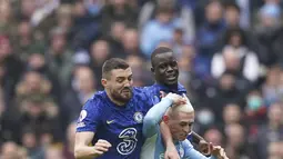 Gelandang Chelsea, Mateo Kovacic (kiri) berebut bola dengan gelandang Manchester City, Phil Foden pada pertandingan lanjutan Liga Inggris di stadion Etihad di Manchester, Inggris, Sabtu (15/1/2022). Man City menang tipis atas Chelsea 1-0. (AP Photo/Dave Thompson)