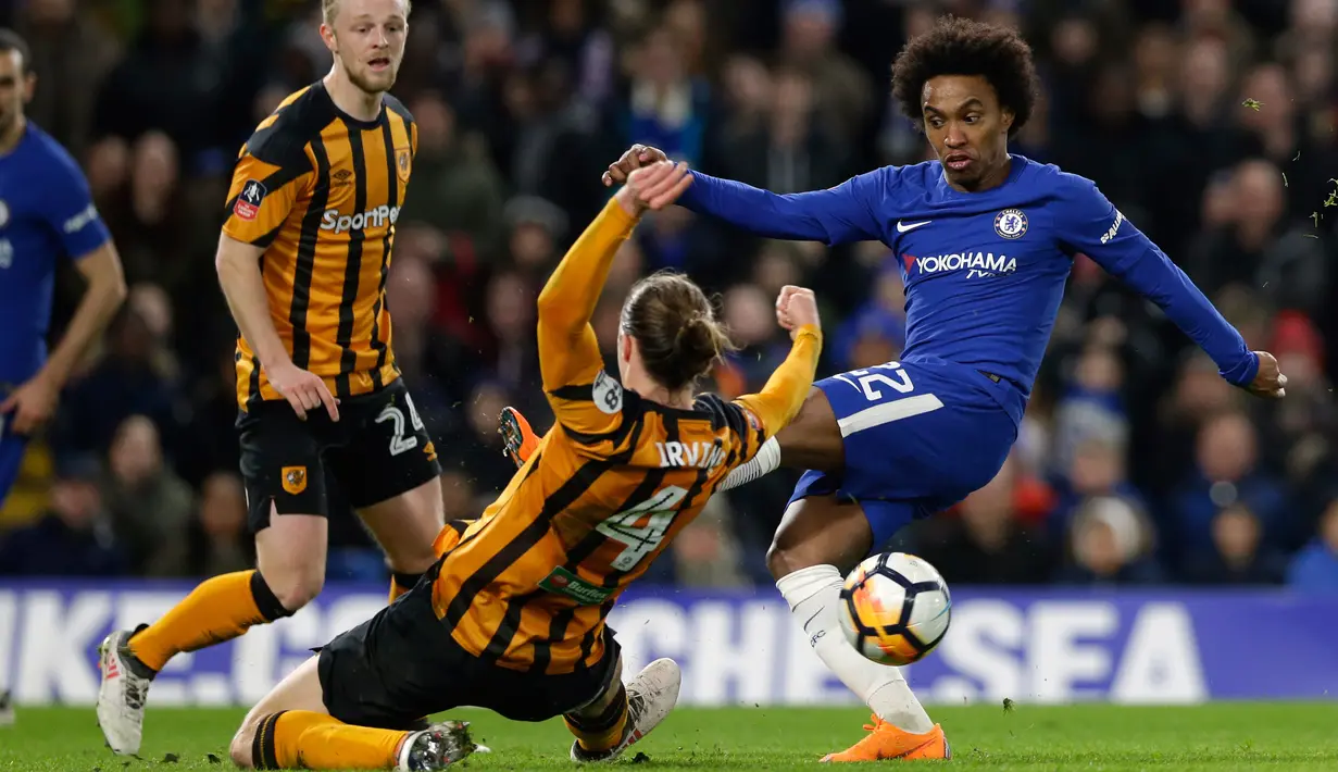 Pemain Hull City, Jackson Irvine menghalang bola dari tendangan Willian saat pertandingan Piala FA Inggris di stadion Stamford Bridge di London (16/2). Gawang Hull sudah jebol saat pertandingan belum genap dua menit. (AP Photo / Alastair Grant)
