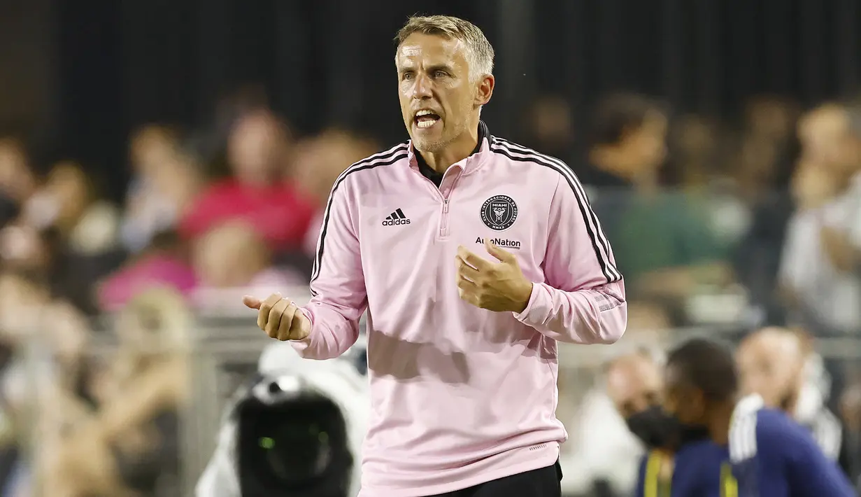 Pelatih Inter Miami CF, Phil Neville saat menghadapi CF Montreal pada laga MLS 2021 di DRV PNK Stadium, Florida (12/5/2021). Phil Neville saat ini tengah membesut Inter Miami sejak ditunjuk pada 18 Januari 2021. Sebelumnya ia sempat menjadi caretaker bersama Salford City hanya dalam 1 laga pada 3 Januari 2015 dan menjadi pelatih kepala Timnas Wanita Inggris mulai 17 Januari 2018 hingga 18 Januari 2021. (AFP/Getty Images/Michael Reaves)