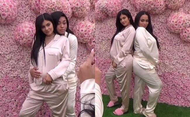  Dalam baby shower tersebut, para tamu undangan kompak mengenakan piyama satin dengan warna soft pink. Ini saat Kylie berfoto bersama temannya yang juga sedang hamil/© Youtube/Kylie Jenner/tmd