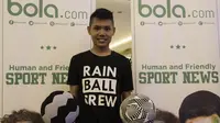 Freestyler, Mathias Andriyadi berhasil menjadi juara pada Indonesia Freestyle Football Championship 2015 di Mall Pluit Village, Jakarta, Sabtu (14/11/2015). (Bola.com/Vitalis Yogi Trisna)