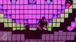 Seorang DJ beraksi di panggung pada acara DWP 2016, di Kemayoran, Jakarta, Jumat. (09/12). DJ Martin Garrix dan ZEDD menjadi penutup di hari pertama di panggung Garudha Land. (Liputan6.com/Fery Pradolo)