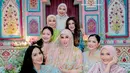 Sementara itu, Diah Permatasari tampil dalam setelan tunik dan celana kulot lace embroidery berwarna biru cerah, menghadirkan kesan feminin yang tetap nyaman. Tak kalah memukau, Inneke Koesherawati memilih gamis bordir berwarna pink muda yang lembut dan elegan. [@marinizumarnisreal].