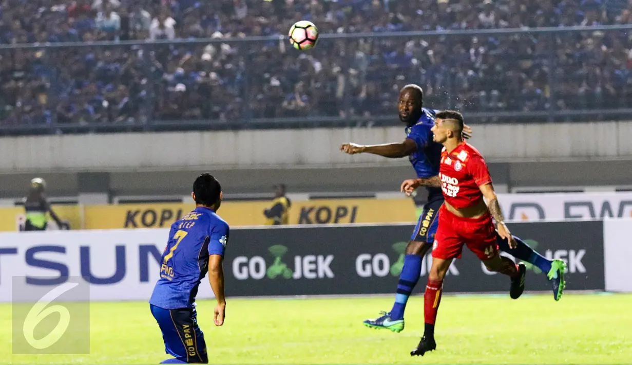 Penyerang Persib, Carlton Cole berebut bola udara dengan pemain Arema FC pada laga perdana Liga 1 2017 di Stadion Gelora Bandung Lautan Api, Sabtu (15/4). Persib bermain imbang atas Arema FC dengan skor 0-0. (Liputan6.com/Yoppy Renato)