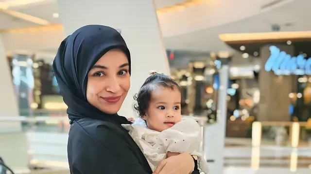 Momen Zaskia Sungkar Akhirnya Ungkap Wajah Baby Humaira ke Publik. (instagram/zaskiasungkar15)
