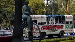 Bus "Corruptour" yang membawa sejumlah wartawan dan wisatawan mengelilingi Mexico City, Meksiko, 5 Februari 2017. Bus itu mengunjungi tempat-tempat bersejarah yang menjadi bukti dari kekuasaan politik Meksiko yang pernah disalahgunakan. (YURI CORTEZ/AFP)