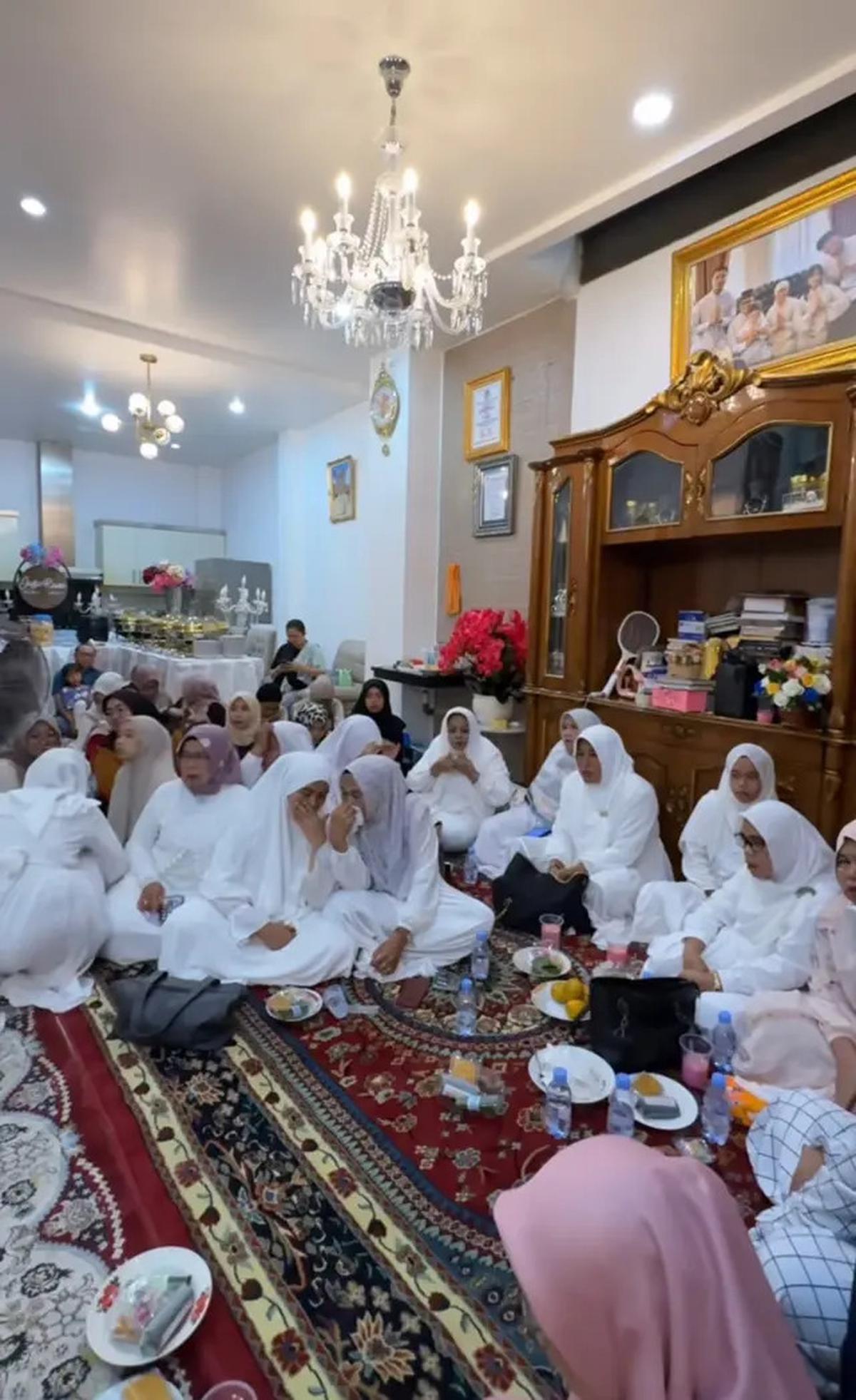 7 Potret Pengajian Sederhana Frans Faisal Jelang Menikah, Gaya Hijab Fuji Menawan