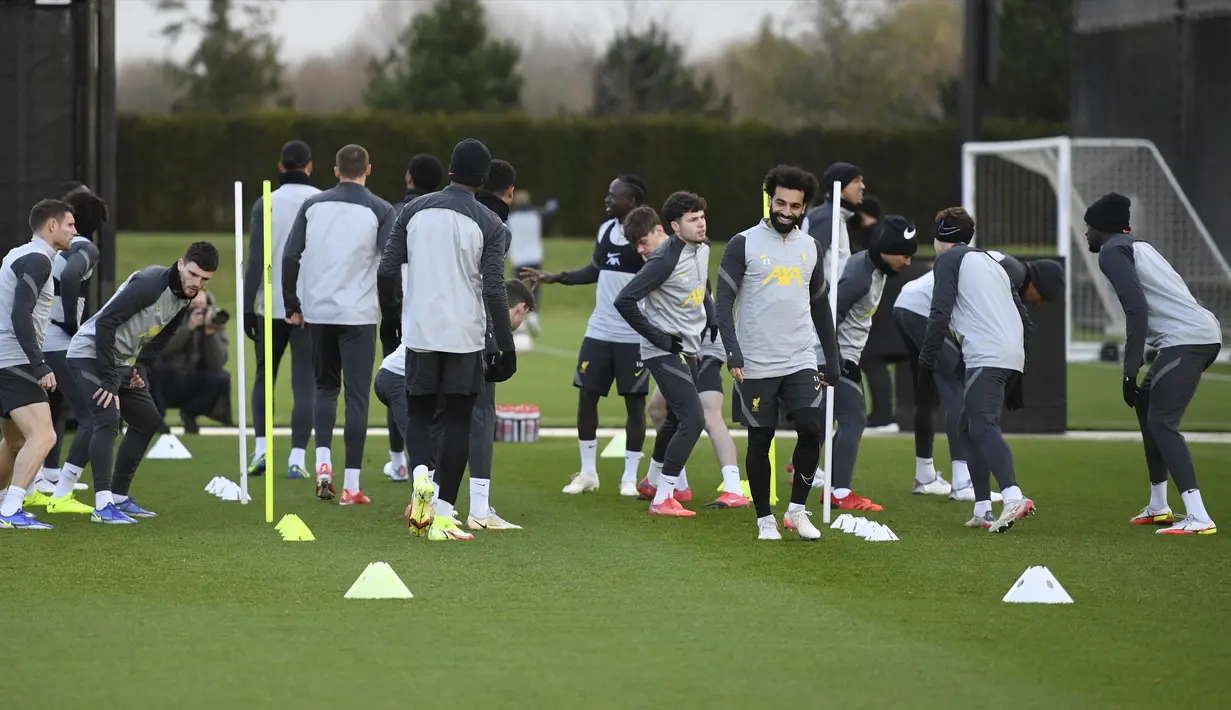 Pemain Liverpool Mohamed Salah saat sesi latihan bersama rekan setimnya di tempat latihan mereka di Kirkby, Inggris, 6 Desember 2021. Liverpool akan menghadapi AC Milan pada pertandingan Grup B Liga Champions. (Oli SCARFF/AFP)