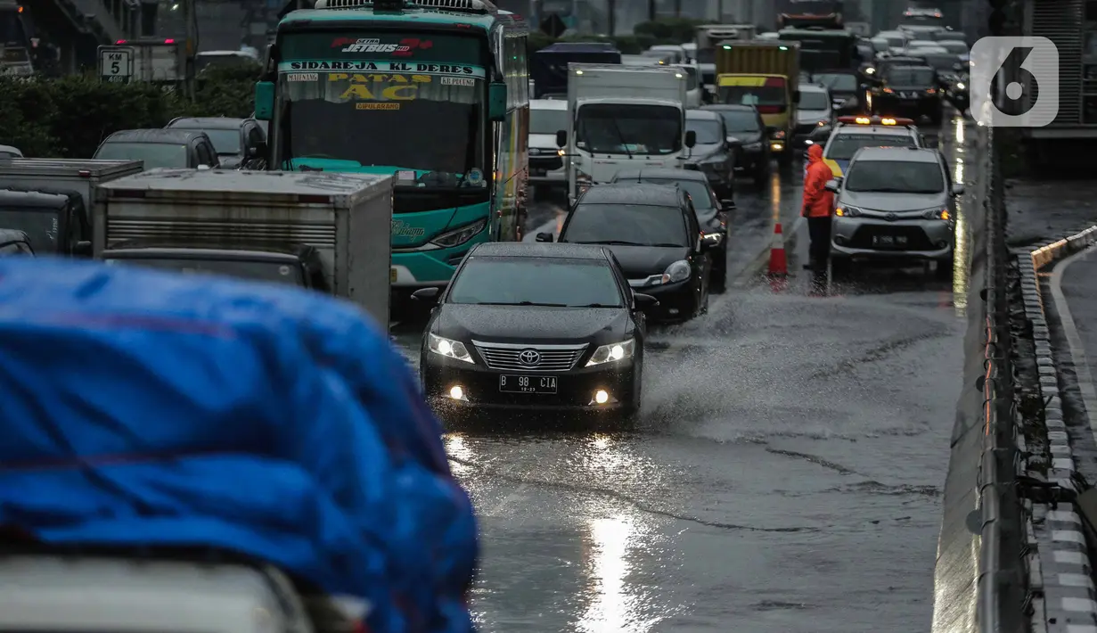 Kendaraan bermotor melaju tersendat di ruas Tol Dalam Kota (Dalkot), Jakarta, Selasa (17/12/2019). Air hujan sempat menggenangi sebagian ruas Tol Dalam Kota  untuk arah Kuningan arah Cawang hingga sempat membuat lalu lintas tersendat. (Liputan6.com/Faizal Fanani)