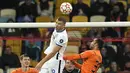 Penyerang Inter Milan, Edin Dzeko menyundul bola saat melawan Shakhtar Donetsk pada pertandingan grup D Liga Champions di Stadion Olimpiyskiy di Kyiv, Ukraina, Selasa (28/9/2021). Inter Milan bermain imbang Shakhtar Donetsk 0-0. (AP Photo/Efrem Lukatsky)