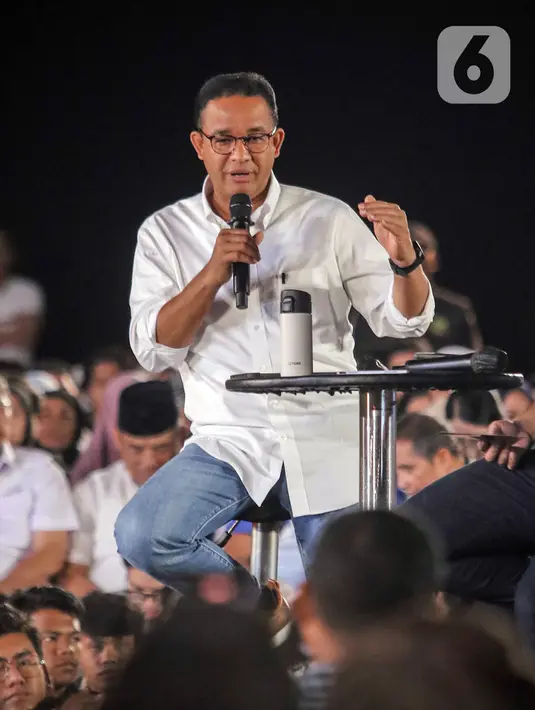 <p>Dalam acara ini, Anies mengenakan kemeja putih dan jeans biru. (Liputan6.com/Angga Yuniar)</p>