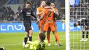 Para pemain Inter Milan merayakan gol yang dicetak oleh Denzel Dumfries ke gawang Salernitana dalam duel pekan ke-24 Serie A di Stadion Giuseppe Meazza, Sabtu (17/2/2024). Kemenangan ini mengukuhkan posisi Inter di puncak klasemen Liga Italia sementara dengan 63 poin dari 24 pertandingan. (AP Photo/Luca Bruno)