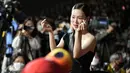 Aktris Korea Selatan Han Ye-ri berpose saat tiba menghadiri upacara pembukaan Festival Film Internasional Busan (BIFF) ke-27 di Busan Cinema Center di Busan, Korea Selatan, Rabu, 5 Oktober 2022. Han Ye-ri memesona dalam balutan gaun hitam. (AP Photo/Ahn Young Joon)