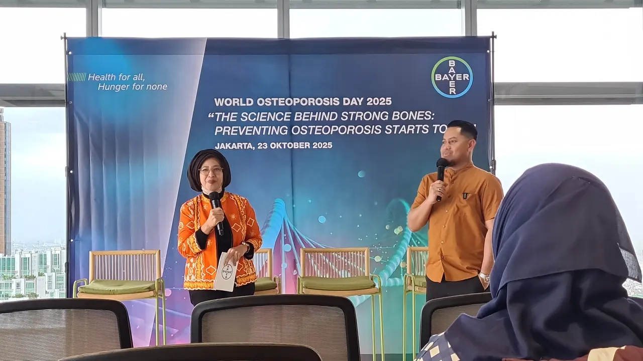 Corporate Communication Manager Bayer Indonesia, Sri Libri Kusnianti, bersama dr. Aldico Sapardan, Sp.OT., CF. dalam Acara The Science Behind: A Series of Bayer Media Classes, Kamis (23/10/2025) siang, Jakarta Pusat.