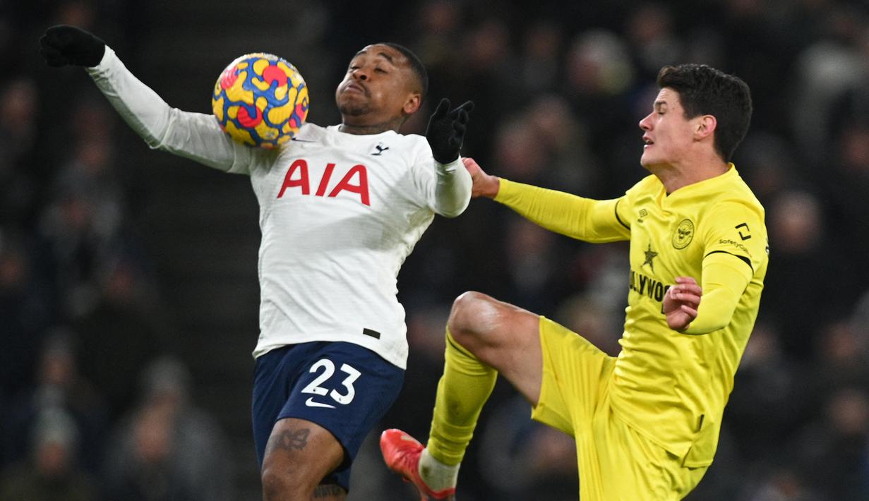 Steven Bergwijn. Dibeli dari PSV pada tengah musim 2019/2020 senilai 26,7 juta pound, hingga musim ketiganya kini ia masih kesulitan beradaptasi dengan atmosfer Liga Inggris. Ia pun tak masuk rencana jangka panjang Antonio Conte dan berpeluang untuk direkrut oleh Ajax Amsterdam. (AFP/Daniel Leal)