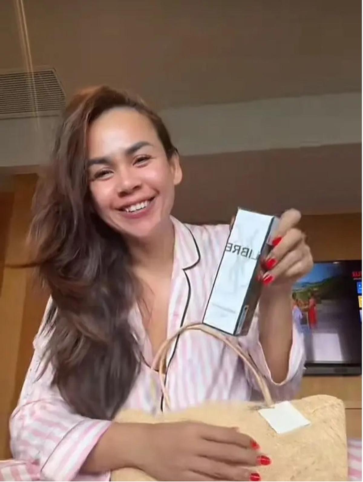 Isi hampers pernikahan Luna Maya dan Maxime Bouttier