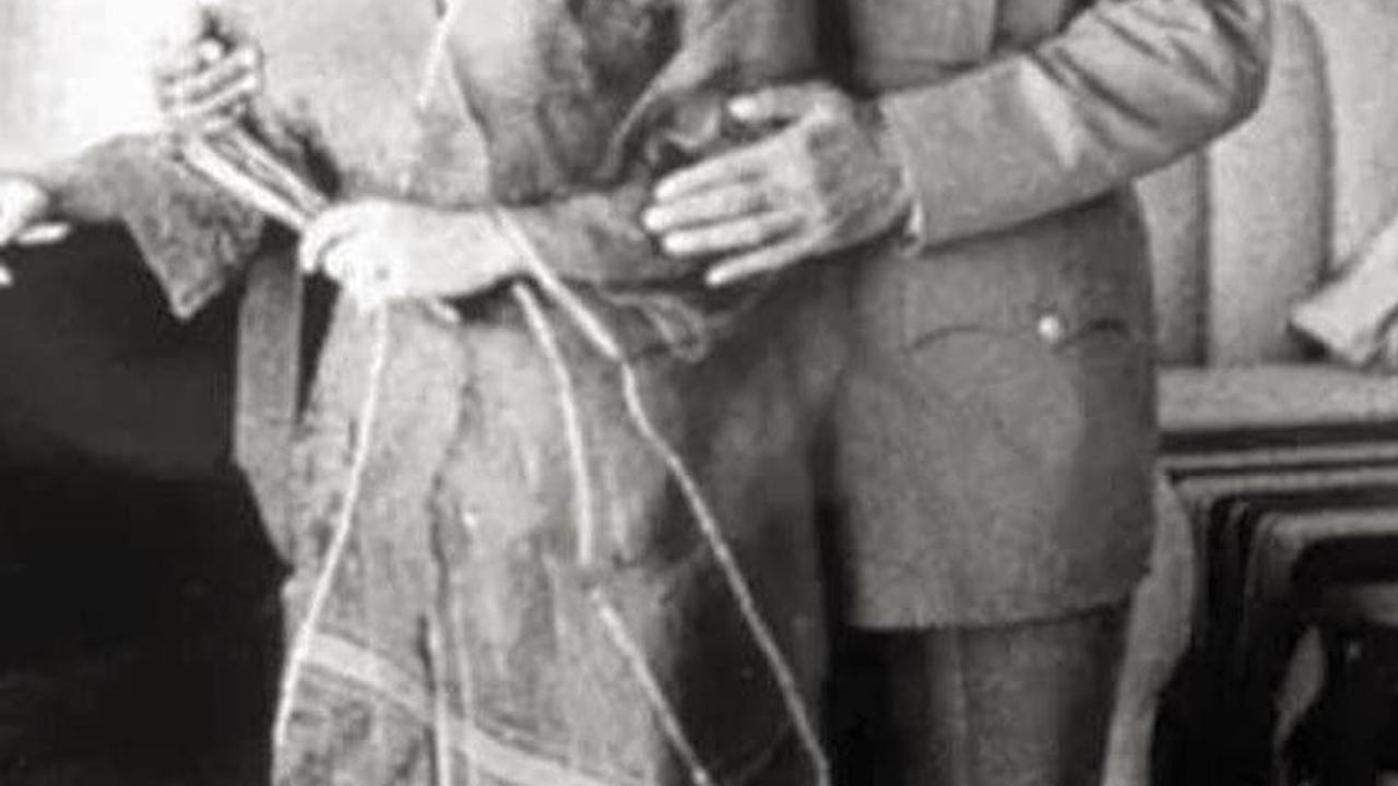 Saat bertemu, Dewi Soekarno mengatakan kepada Kartika bahwa Ia telah bertemu dengan sang ayah untuk pertama dan terakhir. "Ini ialah ayah kamu," ucap Dewi ke Kartika.<br>