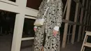 Hadir di fashion show, Dian Sastro kenakan kemeja lengan panjang di balik oversized laser cut outer. Dipadu dengan bawahan pendek dan heels [@therealdisastr]