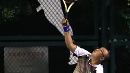 Orang-orang bermain tenis pada malam hari di lapangan tenis Taman Yuxiu, Yinchuan, Daerah Otonom Etnis Hui Ningxia, China, 3 Agustus 2020. Kota Yinchuan menyediakan berbagai fasilitas (venue) olahraga yang memadai bagi warganya untuk berolahraga di malam hari. (Xinhua/Jia Haocheng)
