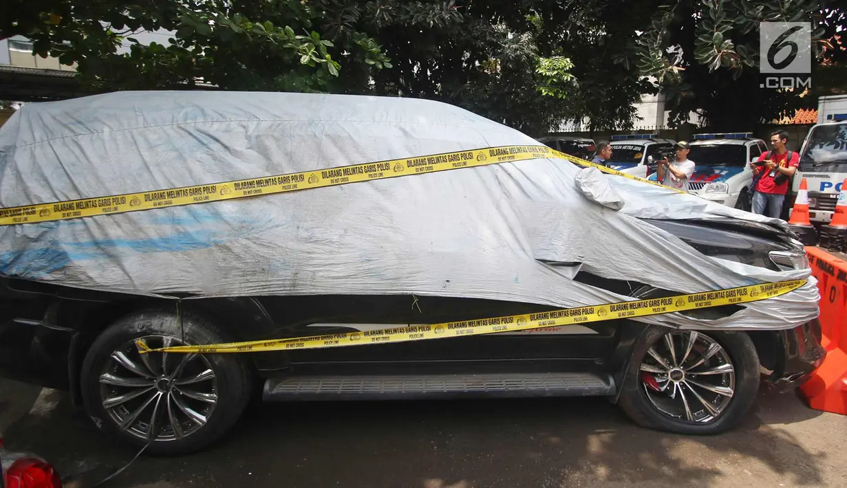 Kondisi mobil Fortuner Ketua DPR Setya Novanto yang ditutup terpal di Ditlantas Polda Metro Jaya, Jakarta, Jumat (17/11). Kecelakaan menyebabkan Setnov harus dirawat di RS Medika Permata Hijau, Jakarta Barat. (Liputan6.com/Immanuel Antonius)