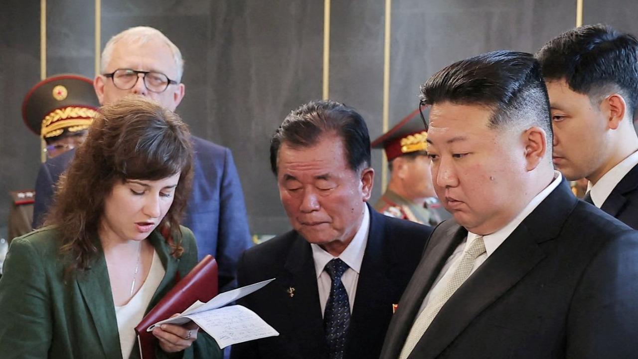Pemimpin Korea Utara Kim Jong-un saat mengunjungi Vladivostok sebelum bertolak kembali ke Korea Utara.