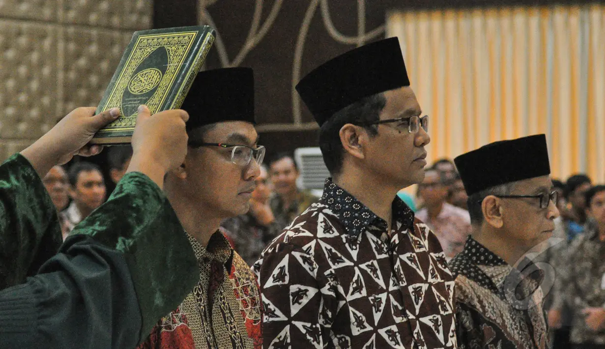 Deputi dan Staf Khusus Kantor Staf Kepresidenan saat pengambilan sumpah Jabatan di Auditorium Gedung III Sekretariat Negara, Jakarta, Kamis (2/4/2015). Mereka nantinya akan membantu memonitor program prioritas pemerintah. (Liputan6.com/Faizal Fanani)