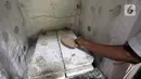 Pekerja menyelesaikan produksi keramik hias berbentuk daun di Studio Workshop Rumah Keramik F Widayanto, Tanah Baru, Beji, Kota Depok, Jawa Barat, Rabu (18/11/2020). Keramik hias produksi Rumah Keramik F Widayanto dijual dengan harga Rp 50 ribu hingga Rp 7 juta. (Liputan6.com/Herman Zakharia)