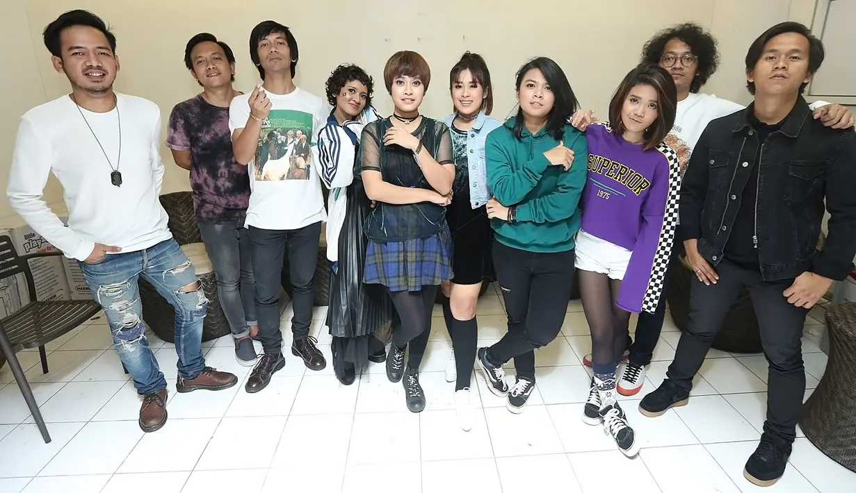 Tidak sendiri, dalam acara tersebut, grup musik senior itu tampil dengan para junior. Grup musik senior dan junior itu tampil kompak menghibur pengunjung mall yang hadir. (Bambang E Ros/Bintang.com)