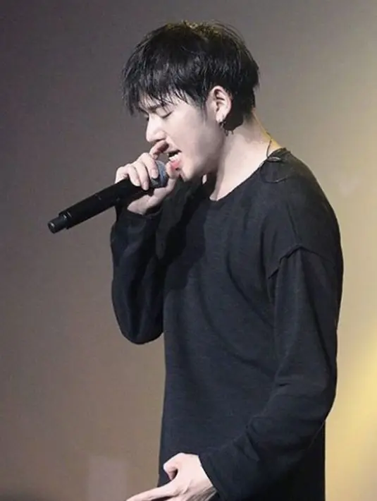 Awalnya Zico membaca surat dan kemudian menuliskan lagu itu untuk Kim Se Jung. Ia mengatakan lirik lagu tersebut akan memanaskan hati, terlebih dengan suara Kim Se Jung yang indah. (Instagram/sejeostagram)
