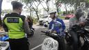Anggota Satlantas Polres Tangerang Selatan memeriksa kelengkapan surat saat razia pajak kendaraan di Jalan BSD, Tangerang Selatan, Kamis (24/1). Razia ini untuk mendisiplinkan pengendara terhadap pembayaran pajak kendaran. (Merdeka.com/Arie Basuki)