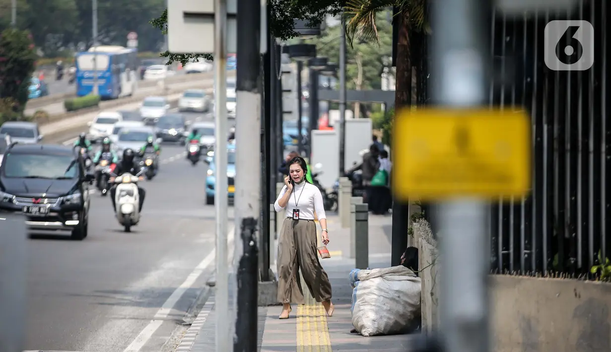 Pegawai perkantoran di Jalan Sudirman, Jakarta, Rabu (29/7/2020). Penularan Covid-19 makin meluas dan kluster baru terus bermunculan sejak meningkatnya aktivitas warga. (Liputan6.com/Faizal Fanani)