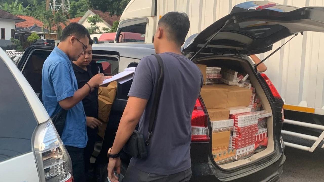TNI AL Gagalkan Penyelundupan Ratusan Bal Rokok Ilegal di Madura