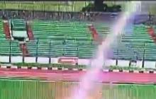 Detik-Detik Pemain Sepak Bola Tersambar Petir di Stadion Siliwangi, Sepatu Terbakar dan Baju Robek