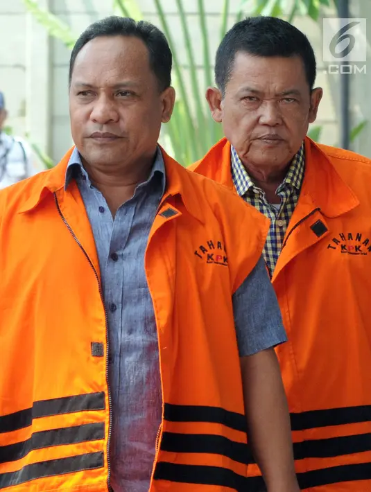 Mantan Ketua DPRD Kab Kepulauan Sula Zainal Mus dan Wali Kota Pasuruan Setiyono tiba di gedung KPK, Jakarta, Kamis (25/10). Zainal Mus diperiksa terkait korupsi pembebasan lahan Bandara Bobong, Kab Sula tahun anggaran 2009. (Merdeka.com/Dwi Narwoko)