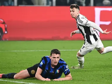 Penyerang Juventus, Francisco Conceicao (kanan) melakukan selebrasi setelah mencetak gol bagi timnya saat pertandingan pekan ke-25 Serie A Italia 2024/2025 melawan Inter Milan di Stadion Juventus di Allianz Stadium, Turin pada Minggu 16 Februari 2025 waktu setempat atau Senin 17 Februari 2025 dini hari WIB. (Isabella BONOTTO/AFP)