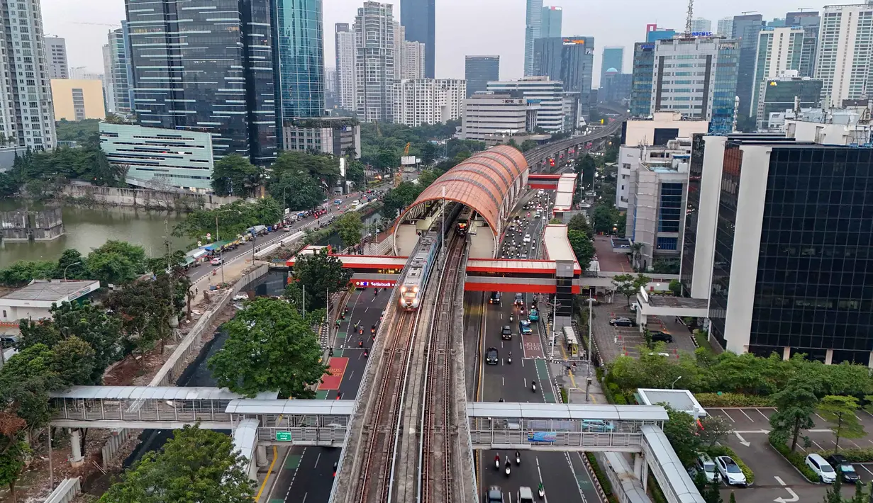 Rangkaian kereta Lintas Raya Terpadu (LRT) Jabodebek melintas di kawasan Kuningan,  Jakarta, Rabu, 15 Juli 2026. (KLY/Arie Basuki)