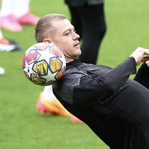 Pemain Borussia Dortmund, Julian Ryerson, mengontrol bola saat sesi Latihan jelang laga leg dua semi final Liga Champions melawan Paris Saint-Germain (PSG) di Parc des Princes, Paris, Senin (7/5/2024). (AFP/Frank Fife)