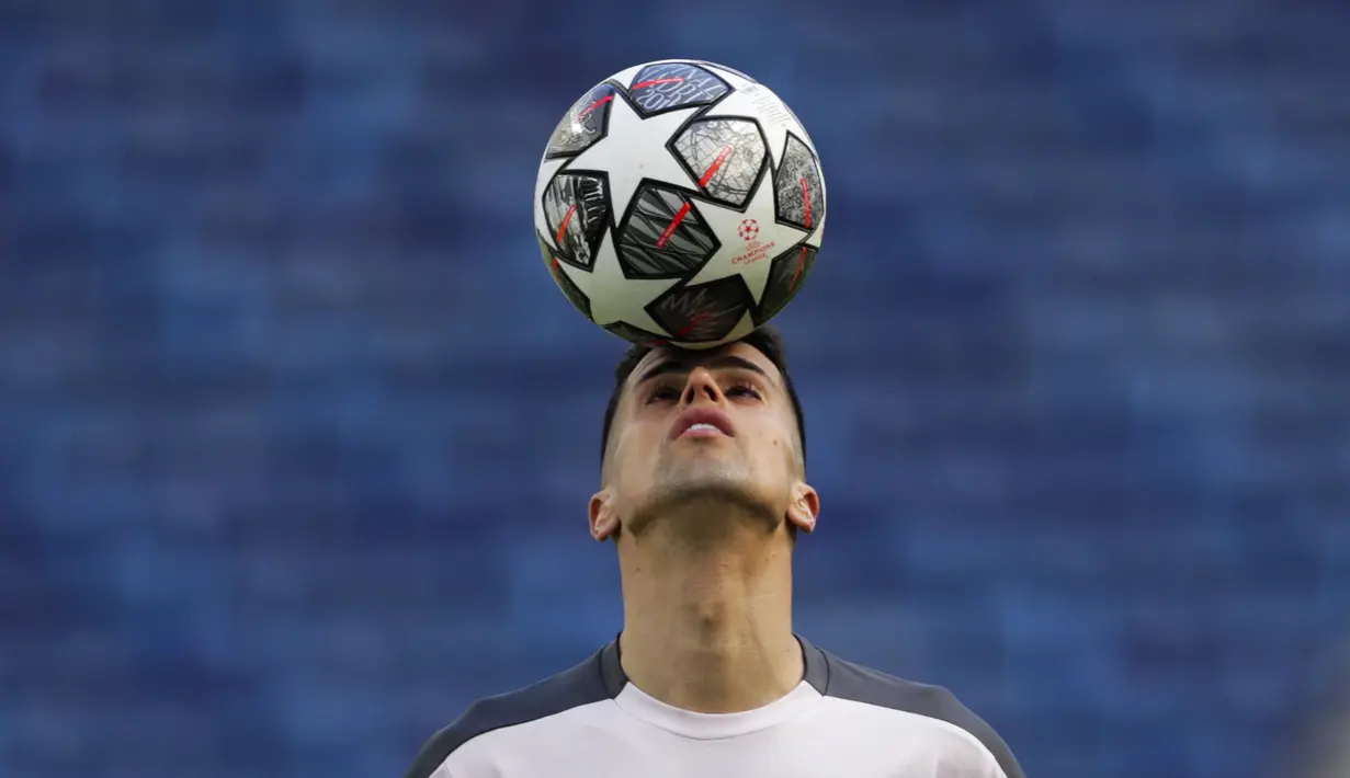 Bek Manchester City, Joao Cancelo menyundul bola saat saat sesi latihan di stadion Dragao di Porto, Portugal, Jumat (28/5/2021). Bagi City, kemenangan skuad Pep Guardiola dalam duel City vs Chelsea akan membuat mereka mencetak sejarah menjuarai Liga Champions untuk pertama kalinya. (Susana Vera/Pool