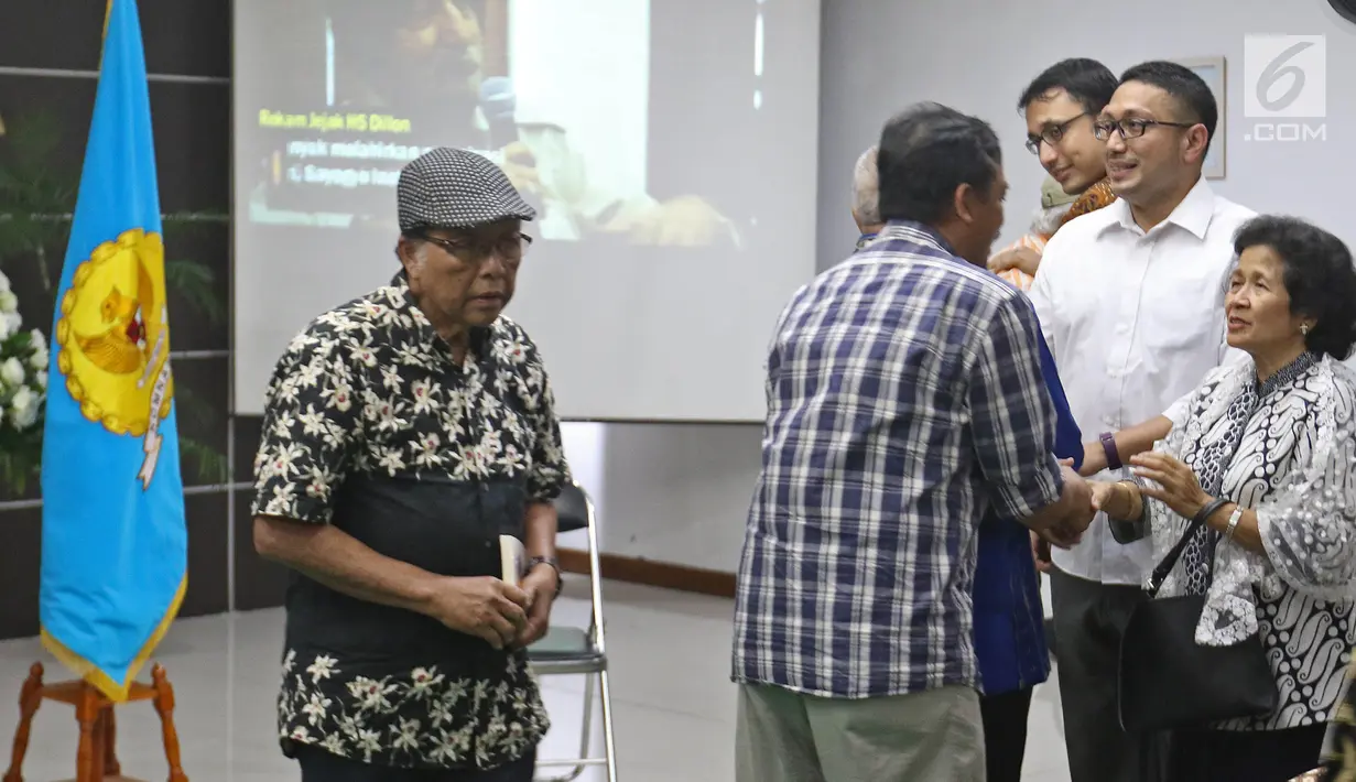 Istri HS Dillon Drupadi dan kedua anaknya saat menghadiri Prosesi Duka Cita dan Penghormatan atas wafatnya  HS Dillon di kantor Komnas HAM, Jakarta. Kamis (19/9/2019). Abu Jenazah HS Dillon akan disemayamkan di Kantor Komnas HAM dan Merayakan Kehidupan HS.Dillon. (Liputan6.com/Herman Zakharia)