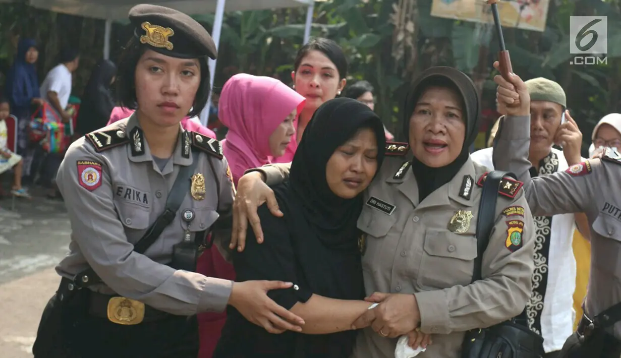 Ningwyarti, Ibunda Bripda Imam Gilang Adinata (24) menahan tangis saat upacara pelepasan kedinasan Polri di Menteng Dalam, Jakarta, Kamis (25/5) . Briptu (anumerta) Imam menjadi satu dari tiga polisi korban bom Kampung Melayu. (Liputan6.com/Angga Yuniar)