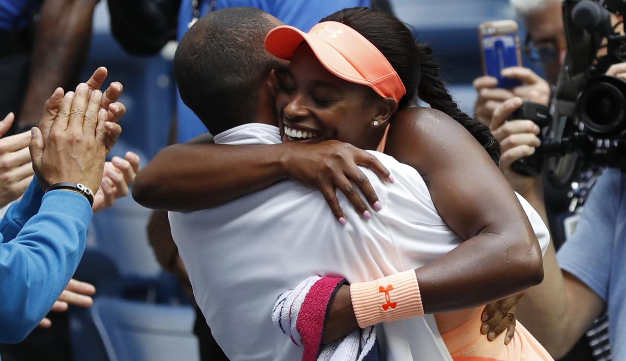 Sloane Stephens memeluk pelatihnya Kamau Murray setelah mengalahkan Madison Keys pada final AS Terbuka 2017  di Arthur Ashe Stadium, New York, (9/9/2017). Stephens menang atas Madison Keys 6-3, 6-0. (AP/Adam Hunger)