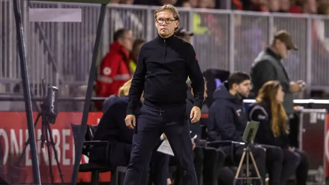 Aksi Alex Pastoor ketika memimpin timnya berlaga di Eredivisie (c) Ofsial website Eredivisie