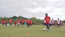 Mantan gelandang Timnas Indonesia, Evan Dimas, memberikan coaching clinic kepada pesepak bola muda di acara Festival Sepak Bola Rakyat di Stadion Ora Flobamora, Labuan Bajo, Nusa Tenggara Timur, Sabtu (13/12/2025). (dok. Garuda Gemah Nusantara)