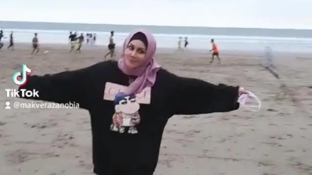 Potret Terbaru Mak Vera Mantan Manajer Olga Syahputra, Kini Mantap Tampil Berhijab. (Sumber: Instagram/makverazanobia)