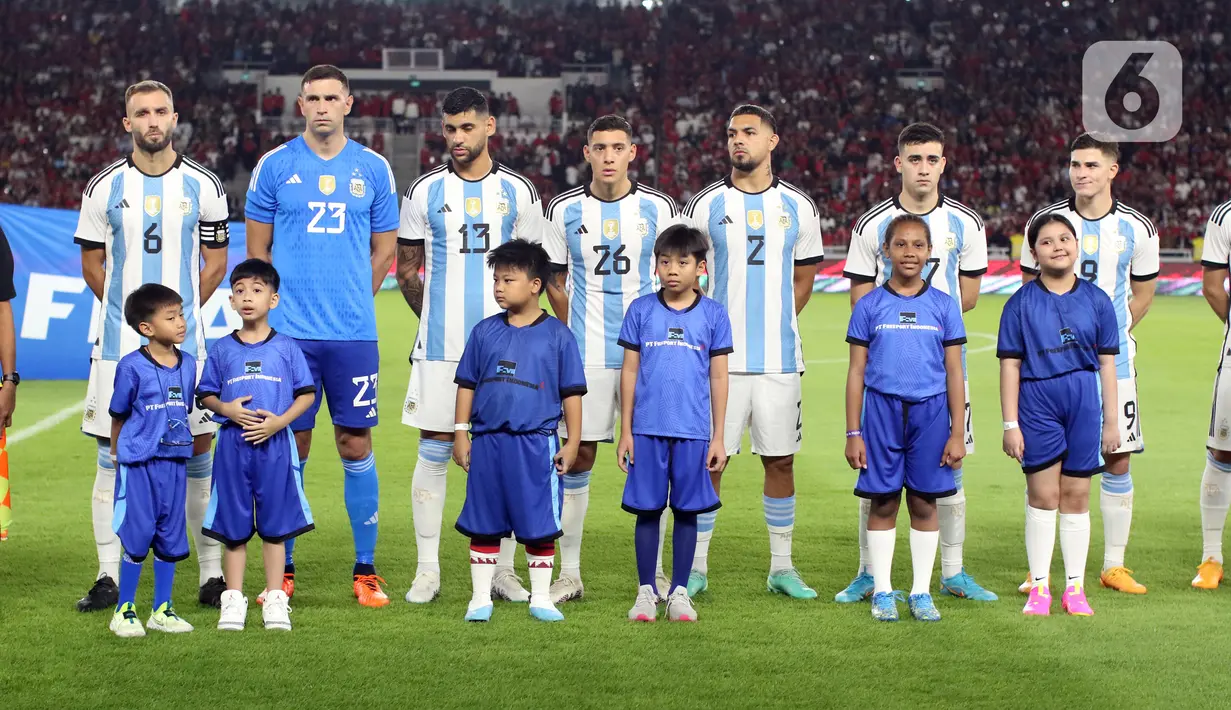 Dalam pertandingan yang disaksikan langsung Jokowi tersebut Timnas Indonesia harus menelan kekalahan 0-2 dari Argentina. (Liputan6.com/Helmi Fithriansyah)