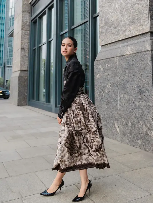 Sentuhan cropped blazer dipadukan dengan dress batik yang punya siluet mirip hanbok [@maudyayunda]