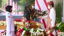 Presiden Joko Widodo mempersilakan Pasukan Pengibar Bendera Pusaka (Paskibraka) mengambil Bendera Merah Putih saat upacara peringatan HUT ke-76 RI di Istana Merdeka, Selasa (17/8/2021). (Foto:Muchlis Jr-Biro Pres Sekretariat Presiden)
